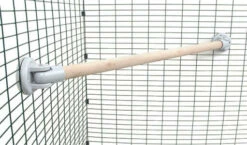 Omlet Chicken Perch - 3ft 10 Omlet Chicken Perch - 3ft -Omlet Shop Huehnerstange in einer ecke angebracht